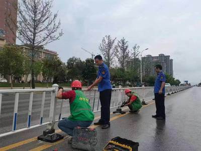 中方县城管执法局及时维修破损护栏保障居民出行安全